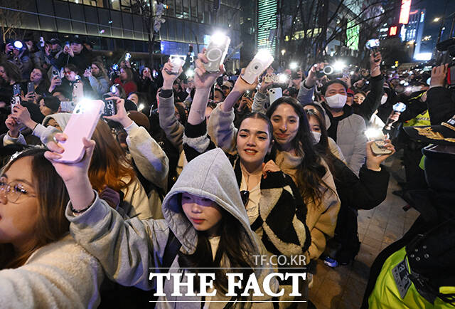 휴대전화 카메라로 공연 담는 팬들. /김성렬 기자