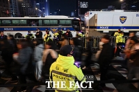  안전하게 귀가하는 시민들과 ARMY [TF사진관]