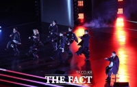  완전체로 신곡 선보이는 BTS…'보라빛 함성 가득한 광화문' [TF사진관]