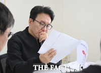  자료 살펴보는 김민석 총리 [포토]