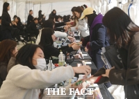  '티켓만 받아도 두근두근'…BTS 공연 티켓 수령하는 관람객 [TF사진관]