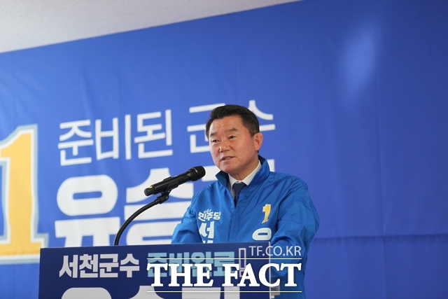 유승광 더불어민주당 서천군수 예비후보가 22일 선거사무소 개소식에서 회복과 성장을 강조하며 서천 발전 구상을 밝히고 있다. /노경완 기자