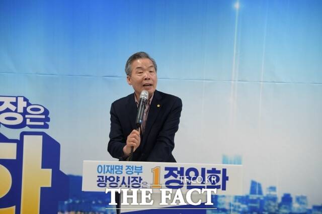 정인화 광양시장 예비후보 선거사무소 개소식에서 이정문 상임선대위원장이 인사말을 하고 있다. /김은광 기자