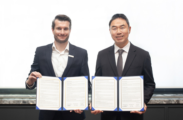 프랑스 파리 봉마르쉐 백화점 VIP 회의실에서 정지영 현대백화점 사장(사진 오른쪽)과 질 로드릭(Giles Roderick) 라 그랑드 에피세리 대표(사진 왼쪽)가 미식 트렌드 교류 및 발전을 위한 업무협약을 체결한 후 기념사진을 찍고 있다. /현대백화점그룹