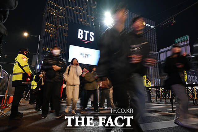 ‘BTS 컴백 라이브: 아리랑’ 콘서트가 종료된 21일 오후 서울 종로구 광화문광장 일대에서 팬들이 경찰의 통제에 따르며 귀가하고 있다. /김성렬 기자
