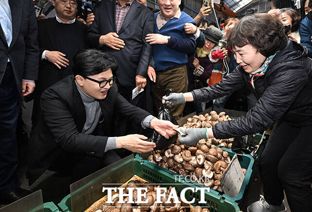 한동훈 전 국민의힘 대표가 22일 오후 서울 동대문구 경동시장을 방문해 인사말을 하고 있다. /박헌우 기자