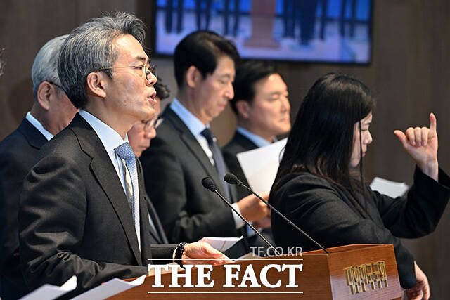 '윤석열 정권 정치검찰 조작기소 의혹 국정조사 계획서'가 22일 국회 본회의를 통과했다. 사진은 지난 16일 더불어민주당 초선의원 모임인 더민초 소속 의원들이 서울 여의도 국회 소통관에서 윤석열 정권 정치검찰 조작기소 진상규명을 위한 국정조사 추진관련 기자회견을 열고 발언을 하고 있는 모습./ 더팩트DB