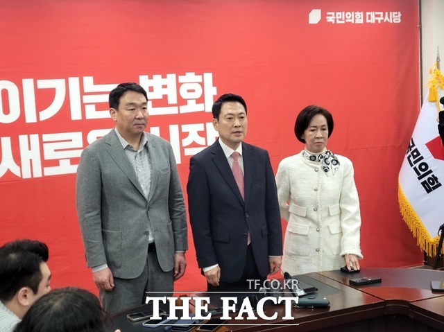 장동혁 국민의힘 대표(사진 가운데)가 22일 국민의힘 대구시당에서 대구 지역 의원들과 회의를 가진 뒤 기자들과 일문일답을 하고 있다. 장 대표 좌우측은 정희용 사무총장, 이인선 대구시당 위원장. /박병선 기자