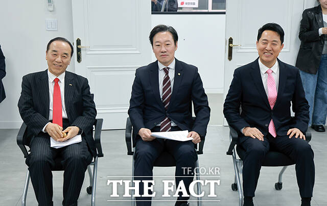 김충환 전 강동구청장과 박수민 국민의힘 의원, 오세훈 서울시장(왼쪽부터)이 22일 오후 서울 여의도 국민의힘 중앙당사에서 열린 전국동시지방선거 서울특별시장 후보자 면접에 참석하고 있다. /박헌우 기자