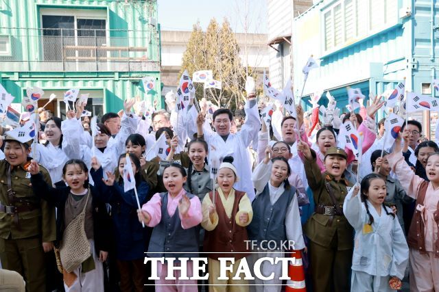 이상일 용인시장(가운데)이 지난 21일 용인중앙시장에서 열린 107주년 김량장 독립만세운동 기념행사에 참석했다. /용인시