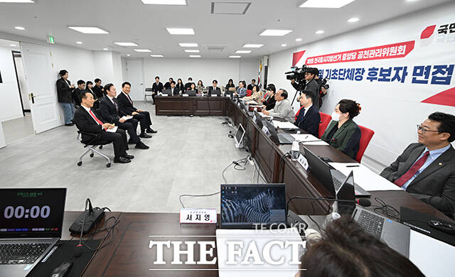 김충환 전 강동구청장과 박수민 국민의힘 의원, 오세훈 서울시장(왼쪽부터)이 22일 오후 서울 여의도 국민의힘 중앙당사에서 열린 전국동시지방선거 서울특별시장 후보자 면접에 참석하고 있다. /박헌우 기자