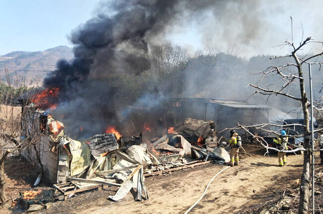 21일 오후 12시 15분쯤 봉화군 상운면 신라리의 한 단독주택에서 불이나 소방서 추산 2062만 원의 재산 피해가 발생했다. /경북소방본부