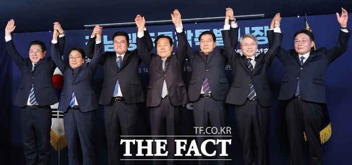 더불어민주당 전남광주통합특별시장 경선 후보인 김영록(왼쪽부터), 강기정, 정준호, 주철현, 신정훈, 민형배, 이병훈 예비후보가 14일 오후 서울 여의도 더불어민주당사에서 열린 제9회 전국동시지방선거 전남광주통합특별시장 후보자 검증을 위한 온라인 합동연설회에서 기념촬영을 하고 있다. /뉴시스