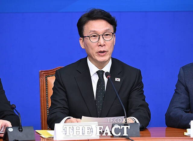 강훈식 대통령 비서실장과 김민석 국무총리, 정청래 더불어민주당 대표(왼쪽 네 번째부터)가 22일 오후 서울 여의도 국회에서 열린 '제7차 고위당정협의회'에 참석해 기념촬영을 하고 있다. /국회=박헌우 기자