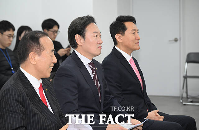 김충환 전 강동구청장과 박수민 국민의힘 의원, 오세훈 서울시장(왼쪽부터)이 22일 오후 서울 여의도 국민의힘 중앙당사에서 열린 전국동시지방선거 서울특별시장 후보자 면접에 참석하고 있다. /박헌우 기자