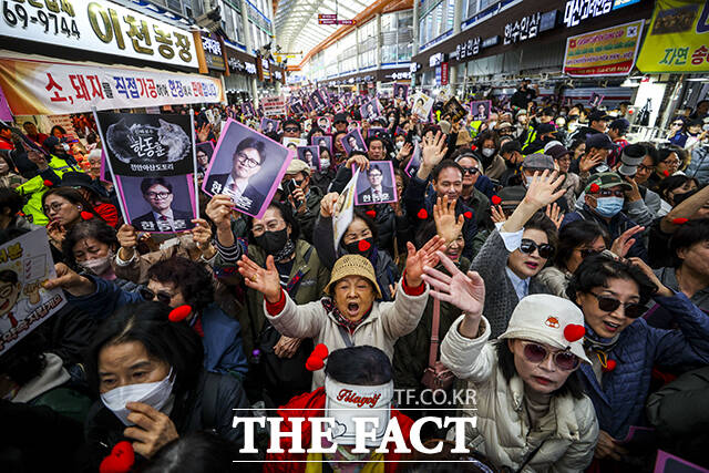 한동훈 전 국민의힘 대표가 22일 오후 서울 동대문구 경동시장을 방문해 인사말을 하고 있다. /박헌우 기자