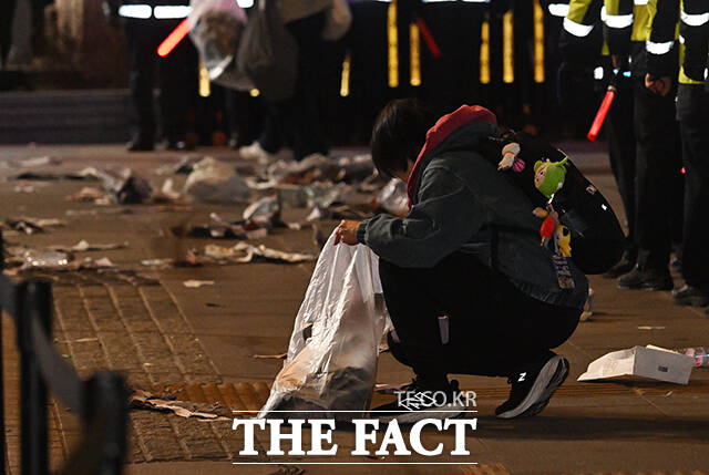 방탄소년단의 컴백쇼 'ARIRANG'일 끝난 후 일부 팬들은 자체 자원봉사단을 결성해 광화문 광장 주변 쓰레기를 줍는 선행을 펼쳐 눈길을 끌었다./박헌우 기자