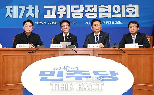 강훈식 대통령 비서실장과 김민석 국무총리, 정청래 더불어민주당 대표(왼쪽 네 번째부터)가 22일 오후 서울 여의도 국회에서 열린 '제7차 고위당정협의회'에 참석해 기념촬영을 하고 있다. /국회=박헌우 기자