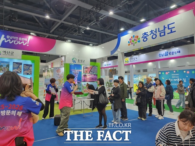 서울 코엑스에서 열린 '2026 내나라 여행박람회' 관람객들이 충남도 홍보관을 찾아 지역 관광 콘텐츠를 살펴보고 있다. /충남도