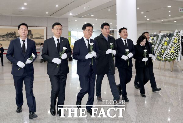 조원휘 대전시의회 의장(사진 왼쪽 세 번째)을 비롯 의원들이 22일 대전시청 1층 로비에 마련된 문평동 화재 사고 희생자 합동분향소를 찾아 희생자들의 명복을 빌며 유가족들에게 깊은 애도와 위로의 마음을 전했다. /대전시의회