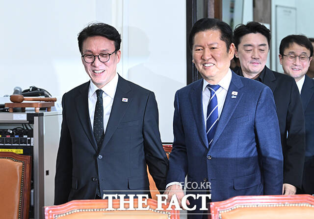 강훈식 대통령 비서실장과 김민석 국무총리, 정청래 더불어민주당 대표(왼쪽 네 번째부터)가 22일 오후 서울 여의도 국회에서 열린 '제7차 고위당정협의회'에 참석해 기념촬영을 하고 있다. /국회=박헌우 기자