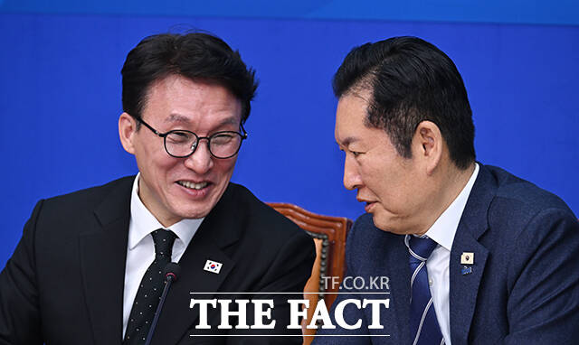 강훈식 대통령 비서실장과 김민석 국무총리, 정청래 더불어민주당 대표(왼쪽 네 번째부터)가 22일 오후 서울 여의도 국회에서 열린 '제7차 고위당정협의회'에 참석해 기념촬영을 하고 있다. /국회=박헌우 기자