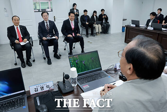 김충환 전 강동구청장과 박수민 국민의힘 의원, 오세훈 서울시장(왼쪽부터)이 22일 오후 서울 여의도 국민의힘 중앙당사에서 열린 전국동시지방선거 서울특별시장 후보자 면접에 참석하고 있다. /박헌우 기자