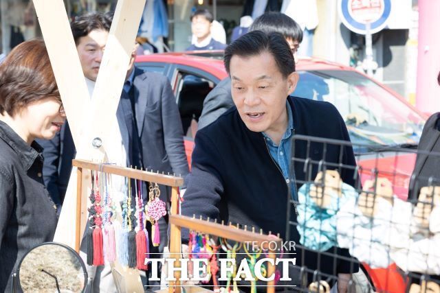 지난 19일 팔달구 남문로데오 청소년문화공연장에서 열린 개막 행사 이후 이재준 수원시장이 행사장을 둘러보고 있다. /수원시