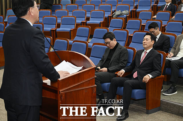 송언석 국민의힘 원내대표가 22일 오후 서울 여의도 국회에서 열린 국민의힘 의원총회에 참석해 모두발언을 하고 있다. /국회=박헌우 기자