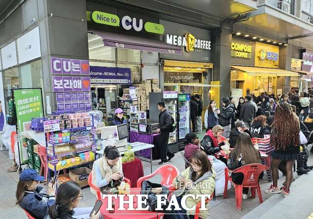 그룹 방탄소년단(BTS)의 컴백 공연이 열린 서울 광화문광장 일대 편의점들이 이른바 '보랏빛 특수'를 톡톡히 누렸다. CU에 따르면, 공연의 직접 영향권에 위치한 광화문 인근 10개 점포의 매출은 전주 대비 270.9% 상승했으며 특히, 공연장과 가장 인접한 대로변 점포 3곳의 매출은 무려 547.8%나 급증했다. /BGF리테