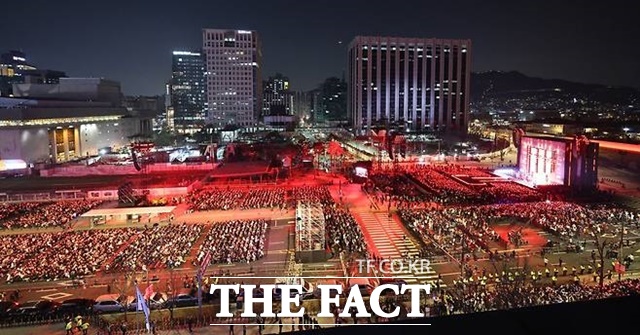 완전체로 돌아온 방탄소년단(BTS), 그들이 선택한 복귀 무대는 예상보다 훨씬 파장이 컸다. 서울 한복판, 그것도 역사와 정치, 문화가 교차하는 공간에서 열린 이번 공연은 K-POP의 위상을 장르에서 국가적 문화 자산으로 끌어올린 결정적 장면이 됐다. /뉴시스