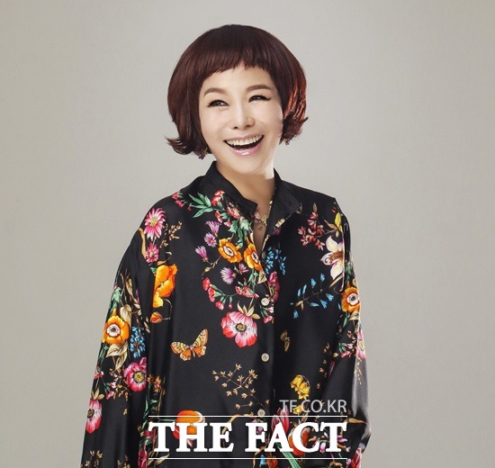 신제품 라면 광고 모델로 색다른 근황. 최근 식품기업 하림의 신제품 '훌라면' 광고에 참여한 현숙은 자신의 히트곡 춤추는 탬버린을 활용한 퍼포먼스로 눈길을 끌고 있다. /더팩트 DB