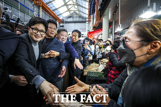 한동훈 전 국민의힘 대표가 22일 오후 서울 동대문구 경동시장을 방문해 인사말을 하고 있다. /박헌우 기자
