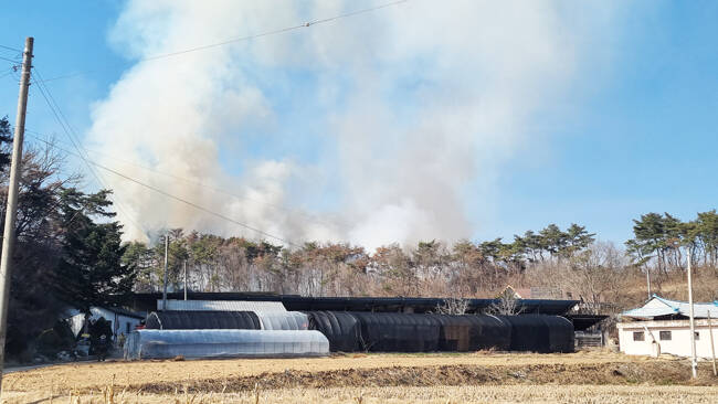 22일 오후 3시 14분쯤 안동시 와룡면 가구리 인근 야산에서 산불이 발생했다. /경북소방본부