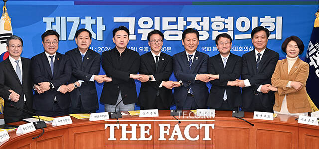 강훈식 대통령 비서실장과 김민석 국무총리, 정청래 더불어민주당 대표(왼쪽 네 번째부터)가 22일 오후 서울 여의도 국회에서 열린 '제7차 고위당정협의회'에 참석해 기념촬영을 하고 있다. /국회=박헌우 기자