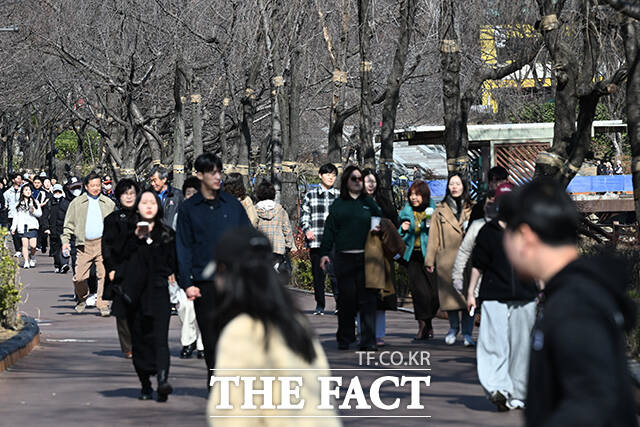 월요일인 23일 전국이 대체로 맑은 가운데 수도권, 강원동해안, 충북, 경북권, 제주도산지가 대기가 매우 건조하겠다. 일교차는 15~20도까지 크게 벌어지겠다. 사진은 서울 낮 최고기온이 13도를 기록하며 포근한 날씨를 보인 지난 13일 시민들이 서울 송파구 석촌호수공원을 찾아 산책을 즐기는 모습 /김성렬 기자