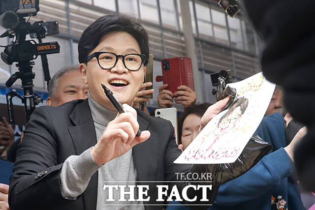 한동훈 전 국민의힘 대표가 22일 오후 서울 동대문구 경동시장을 방문해 인사말을 하고 있다. /박헌우 기자