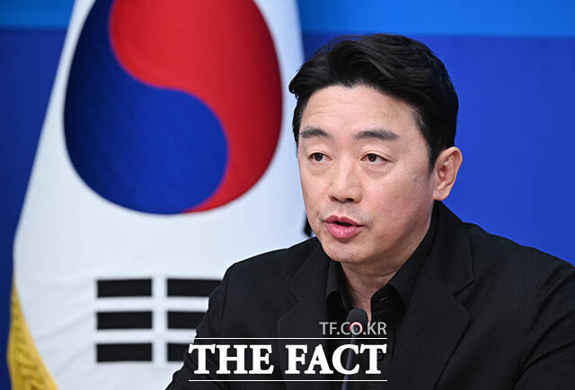 강훈식 대통령 비서실장과 김민석 국무총리, 정청래 더불어민주당 대표(왼쪽 네 번째부터)가 22일 오후 서울 여의도 국회에서 열린 '제7차 고위당정협의회'에 참석해 기념촬영을 하고 있다. /국회=박헌우 기자