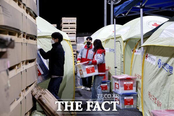대한적십자사 대전세종지사는20일 발생한 대전시 문평동 안전공업 화재 현장에서 이재민과 대응 인력을 위한 긴급구호 활동을 전개했다. 임직원들이 임시 쉘터로 구호물품을 전달하고 있다. /대한적십자사 대전세종지사