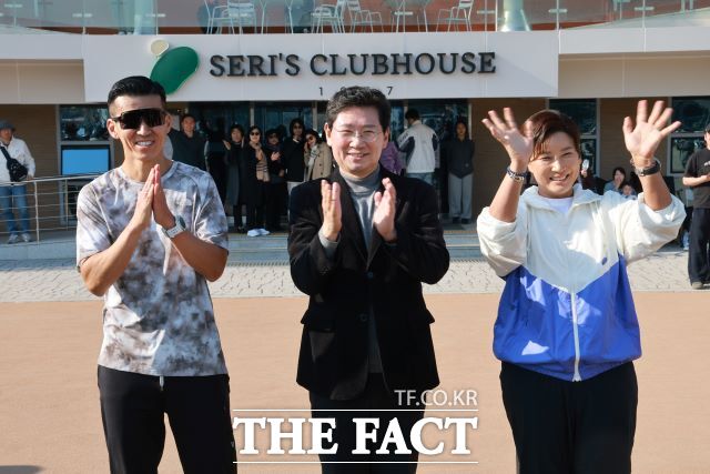 이상일 용인시장(가운데)이 21일 SERI PAK with 용인 ON THE SAME TRACK 기부런 행사에 참석해 가수 션(왼쪽)과 박세리 전 감독(오른쪽)과 함께 참가자들에게 인사하고 있다. /용인시