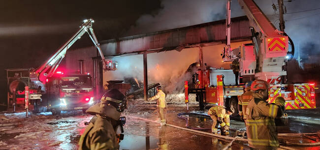 22일 오전 1시 58분에는 성주군 선남면 오도리의 한 자원순환시설에서 화재가 발생해 플라스틱과 폐비닐 약 150톤이 불에탔다. /경북소방본부