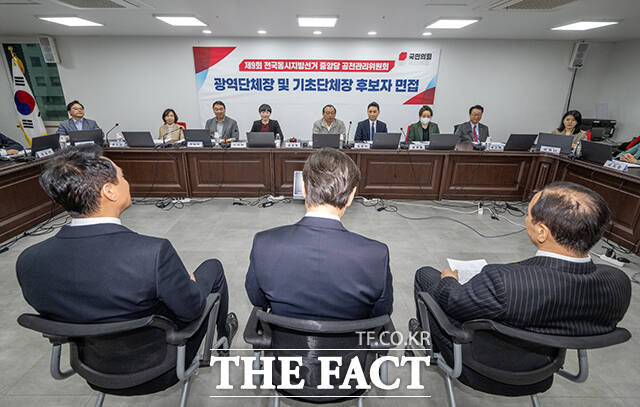 김충환 전 강동구청장과 박수민 국민의힘 의원, 오세훈 서울시장(왼쪽부터)이 22일 오후 서울 여의도 국민의힘 중앙당사에서 열린 전국동시지방선거 서울특별시장 후보자 면접에 참석하고 있다. /박헌우 기자