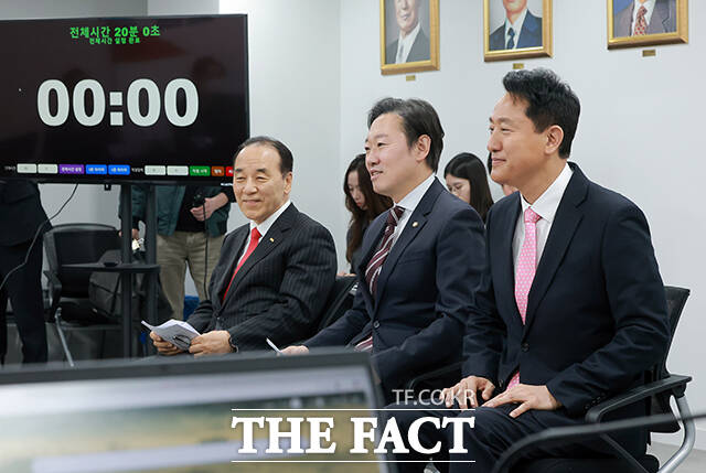 김충환 전 강동구청장과 박수민 국민의힘 의원, 오세훈 서울시장(왼쪽부터)이 22일 오후 서울 여의도 국민의힘 중앙당사에서 열린 전국동시지방선거 서울특별시장 후보자 면접에 참석하고 있다. /박헌우 기자