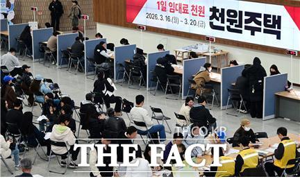 지난 3월 16일 인천시 관계자들이 시청 중앙홀에서 천원주택 예비입주자 접수를 받고 있다. /인천시