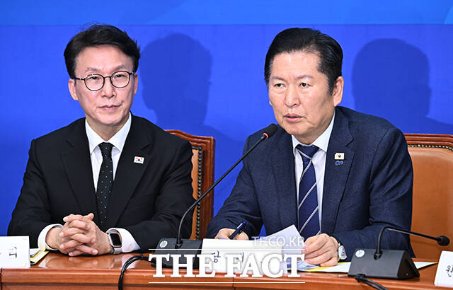 강훈식 대통령 비서실장과 김민석 국무총리, 정청래 더불어민주당 대표(왼쪽 네 번째부터)가 22일 오후 서울 여의도 국회에서 열린 '제7차 고위당정협의회'에 참석해 기념촬영을 하고 있다. /국회=박헌우 기자