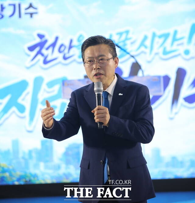 장기수 천안시장 예비후보가 선거사무소 개소식에서 지지자들과 시민들 앞에서 포부를 밝히고 있다. /장기수 예비후보