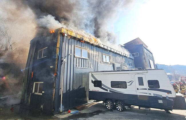 21일 오후 4시에는 고령군 성산면 기산리의 한 캠핑카 제작·정비 공장에서 불이나 소방서 추산 1억 5748만 원의 재산 피해를 냈다. /경북소방본부