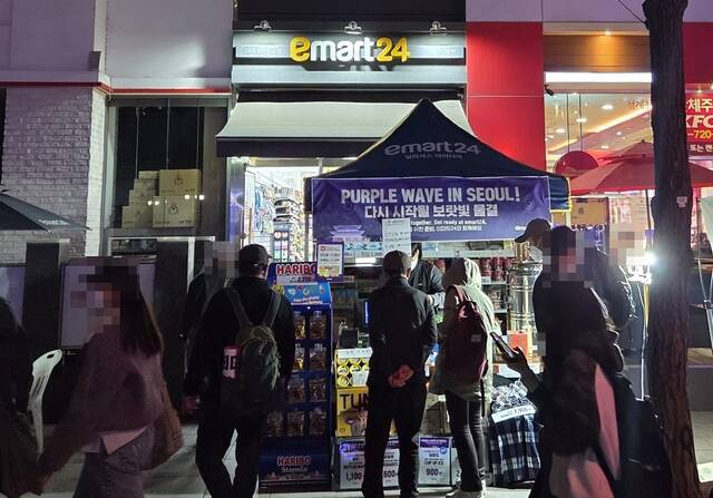 이마트24가 공연 다음 날인 22일 오전 기준으로 광화문·종로 일대 36개 점포의 전일 실적을 집계한 결과, 매출은 전주 대비 39%, 전월 동기간 대비 33%, 전년 동기간 대비 39% 신장한 것으로 확인됐다. 특히 전주 대비 매출이 가장 크게 늘어난 점포는 301% 증가하며 폭발적인 성장세를 보였다. /이마트24