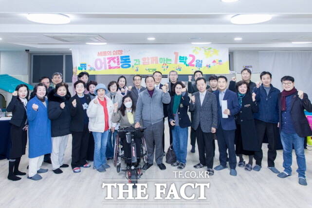 최민호 세종시장이 지난 20일 어진동 한뜰마을2단지에서 시장과 함께하는 1박 2일을 갖고 단체 기념 촬영을 하고 있다. /세종시