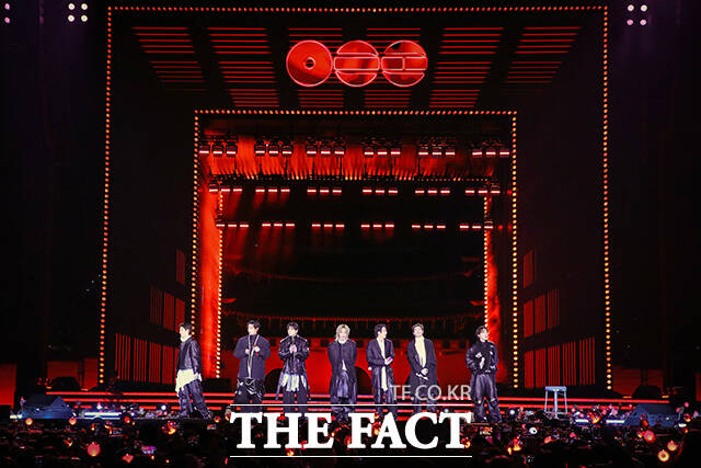 그룹 방탄소년단(BTS)이 21일 오후 서울 광화문 광장에서 정규 5집 아리랑(ARIRANG) 앨범 발매를 기념해 마련된 컴백 무대에 올라 화려한 퍼포먼스를 선보이고 있다. /빅히트 뮤직·넷플릭스